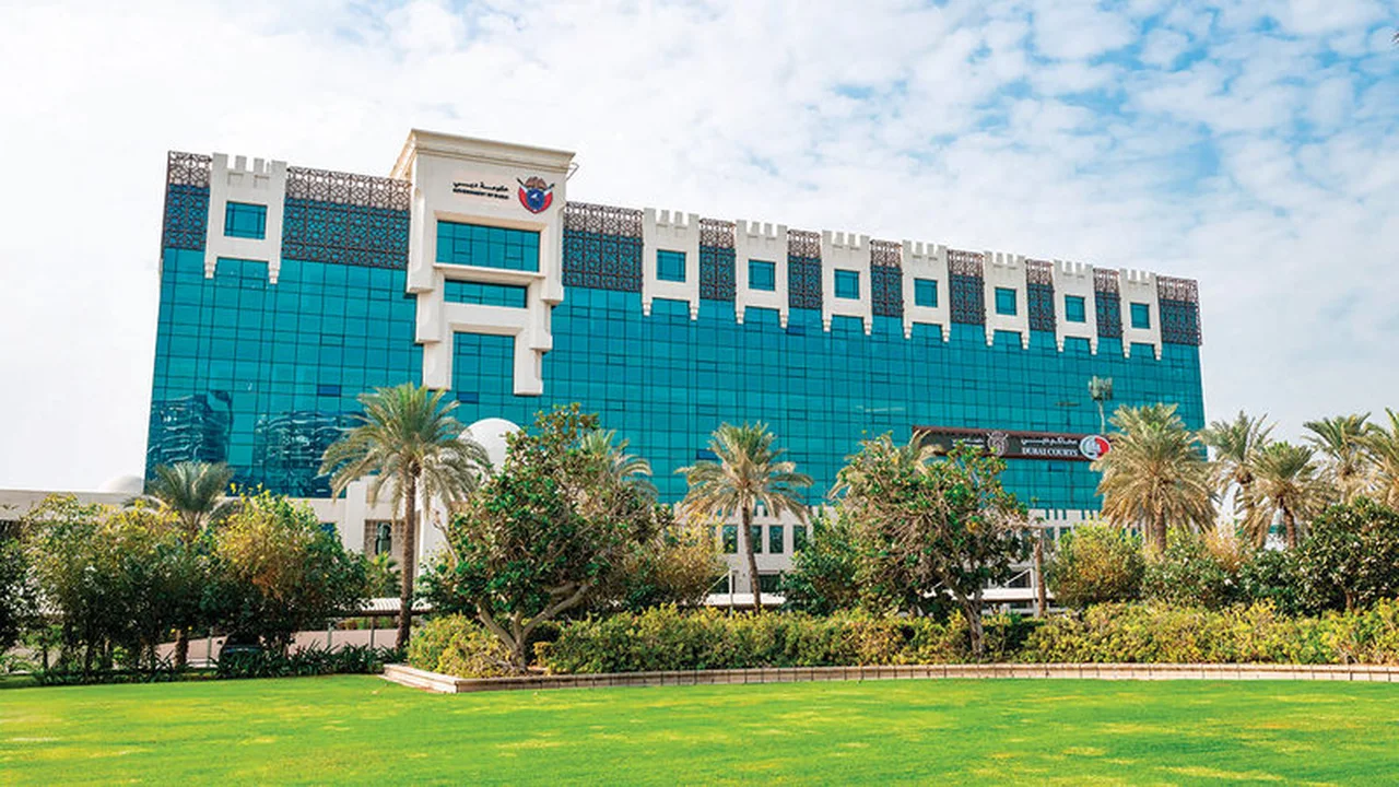 امرأة تطالب بتعويض قدره 3.5 ملايين درهم إثر سقوطها من الدرج